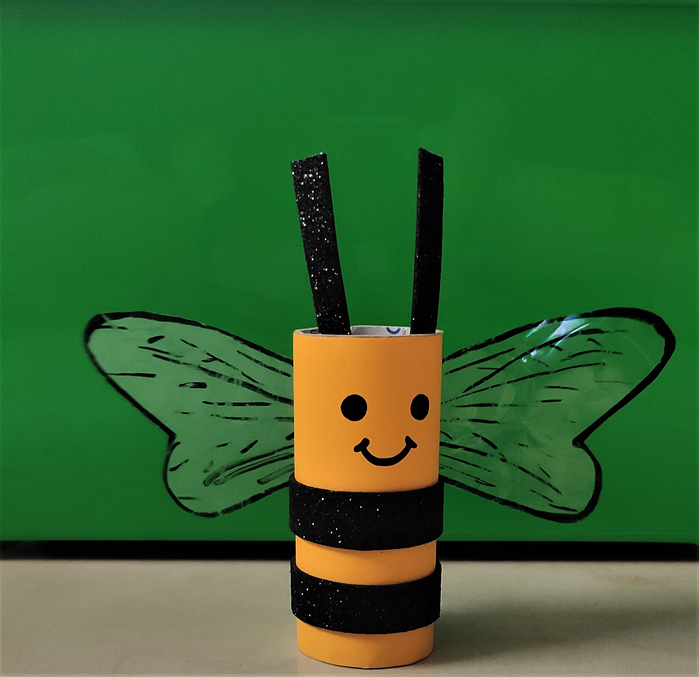 How to make a Bumblebee using Toilet Roll: DIY Craft Activity for Kids / Preschool